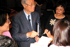 The Rev. Dr. Chow Lein-Hwa signing copies of the new translation while on tour in the United States. Photo of Dr. Chow Lien-Hwa by Joy Varnay.